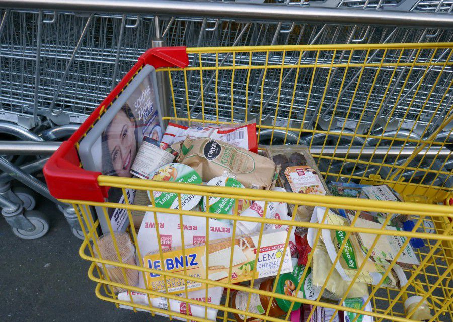 Trotz geschossener Tafel-Ausgabestelle: Lebensmittel im Wert von 30 Euro können die Empfänger im Rewe-Markt mit den Gutscheinen einkaufen, die in der nächsten Woche verteilt werden. (Foto: privat)