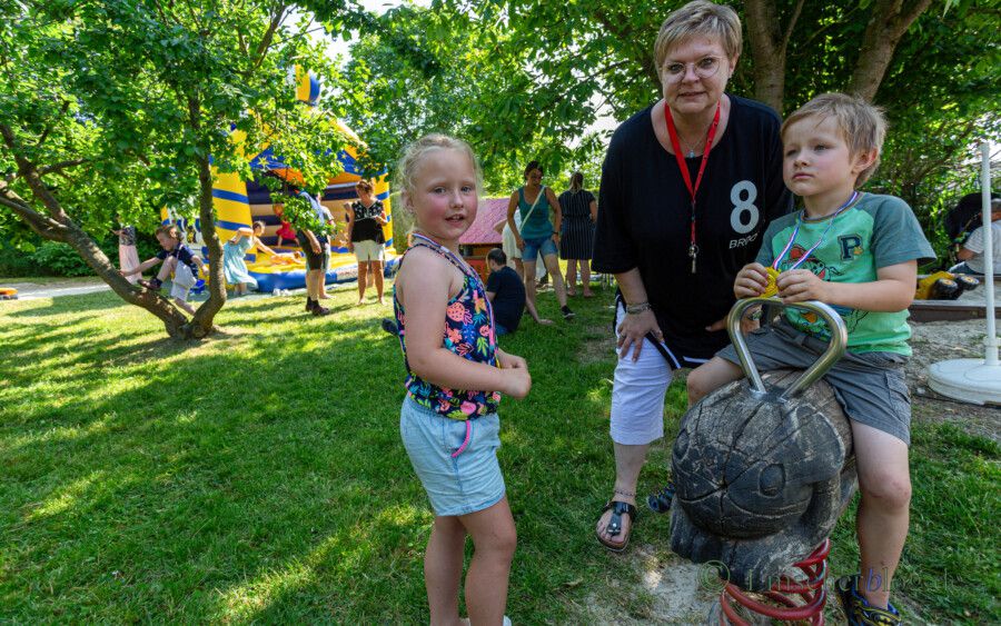 Leiterin Kerstin Hartmann freute sich mit den Kindern darüber, wie gut das Sommerfest bei den kleinen und großen Besuchern ankam. (Foto: P. Gräber - Emscherblog)