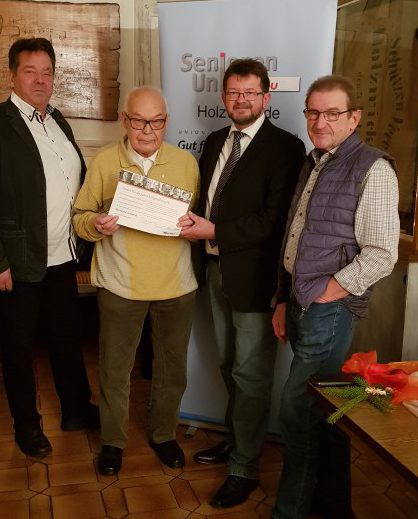 Bernhard Schieriock (2.v.l.) wurde von Manfred Bolle (l.) sowie Frank Lausmann (2.v.r.) und Willy Dorna für 60 Jahre Mitgliedschaft in der CDU geehrt. (Foto: privat)