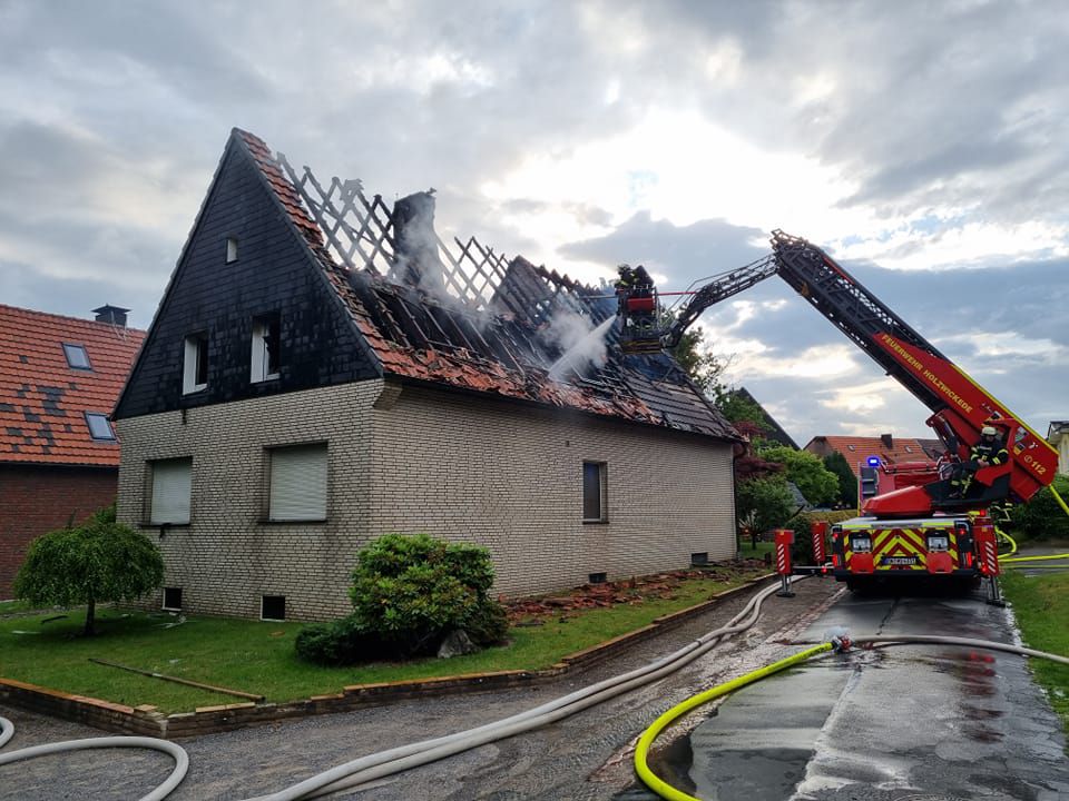 Die Freiwillige Feuerwehr der Gemeinde bekämpfte heute Morgen einen Gebäudebrand an der Reuterstraße 17. (Foto: Feuerwehr Holzwickede)