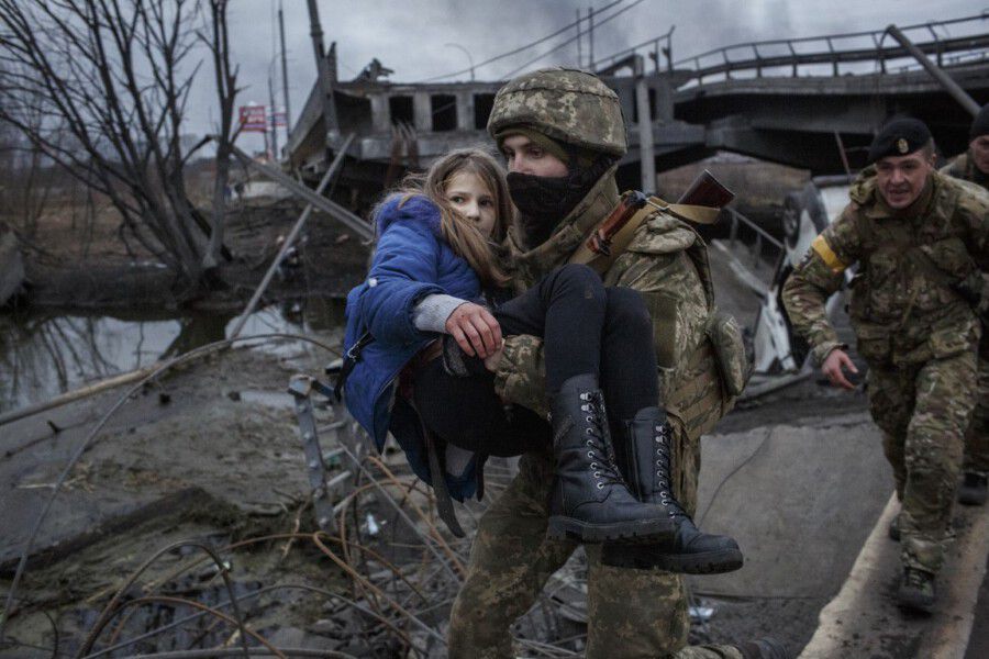 Ukrainische Soldaten bringen ein junges Mädchen nach einem russischen Raketenangriff auf Kupjansk aus den Trümmern in Sicherheit. Das Foto wurde von einem Fotografen aufgenommen, der Helfer der Ukrainehilfe Unna-Holzwickede begleitete. (Foto: (Foto: Marek M. Berezowski)