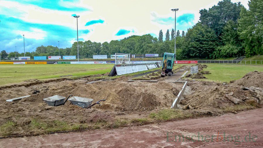 Die Arbeiten an den Leichtathletik-Anlagen im Montanhydraulik-Stadion wurden bereits im Juni begoinnen. Seit einigen Tagen ruhen die Arbeiten jedoch. (Foto: P. Gräber - Emscherblog.,de)