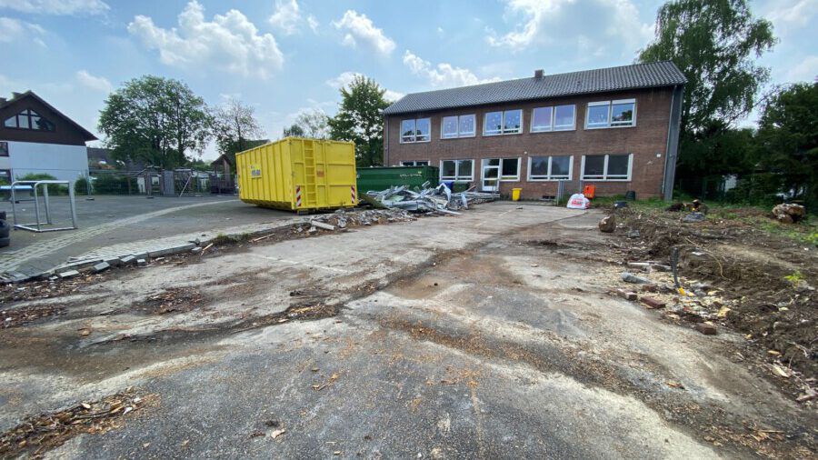 Der ehemalige DRK-Pavillon an der Dudenrothschule ist abgerissen. Auf dem freien Baufeld wird der Erweiterungsbau für die OGS der Dudenrothschule entstehen. (Foto: Gemeinde Holzwickede)