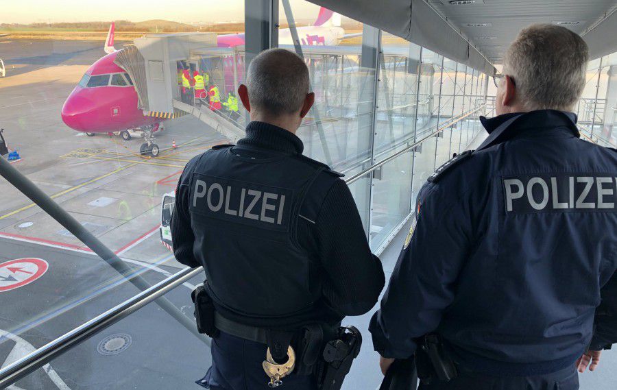 Die Bundespolizei hat gestern insgesamt drei Haftbefehle am Flughafen Dortmund vollstreckt. Ein 27-jähriger Rumäne muss 150 Tage in Haft. (Foto: Bundespolizei)
