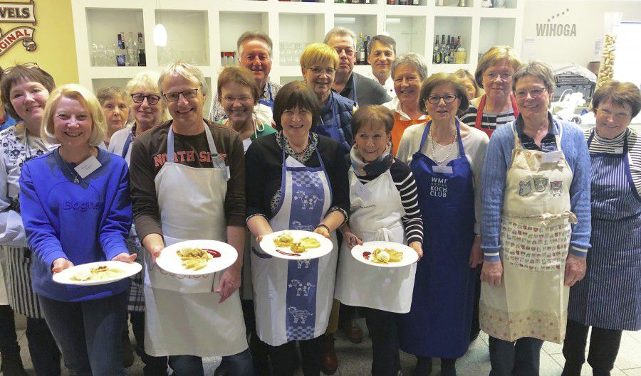 Erstmals kamen 20 Vereinsmitglieder des Freundeskreises unter der Leitung von Küchenmeister Holger Willms in der großzügigen Lehrküche der WIHOGA am Rombergpark zu einem Kochabend zusammen. (Foto: privat)