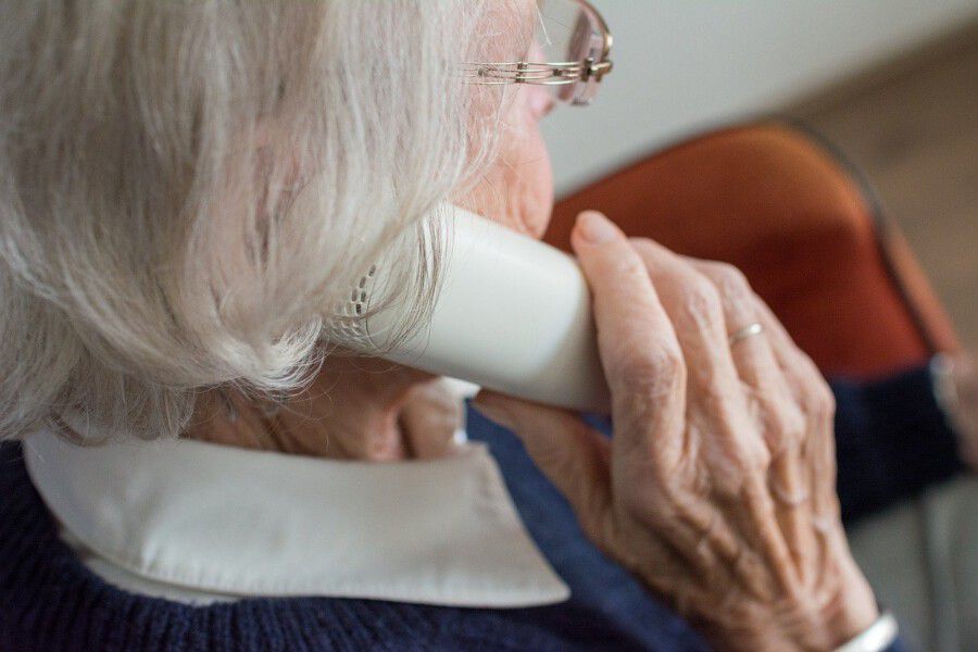 Damit Senioren in dieser Zeit nicht den Kontakt zu anderen Menschen verlieren, startet die Seniorenbegegnungsstätte das Projekt "Telefon-Tandem". (Foto: Sabine van Erp - pixabay)