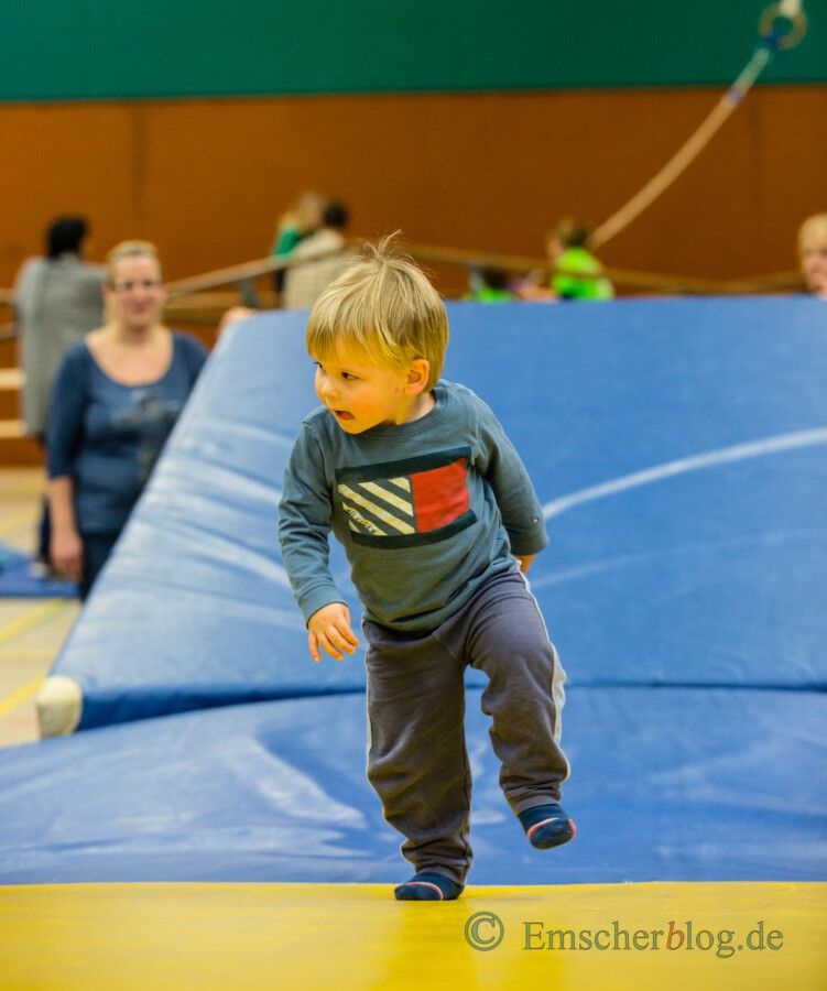 Der KSB Unna lädt am Mittwoch (22. November) zum "Winter-Bewegungsfest" in die Kinderglückhalle ein: turnendes Kind beim HSC-Spielfest. (Foto: P. Gräber - Emscherblog)