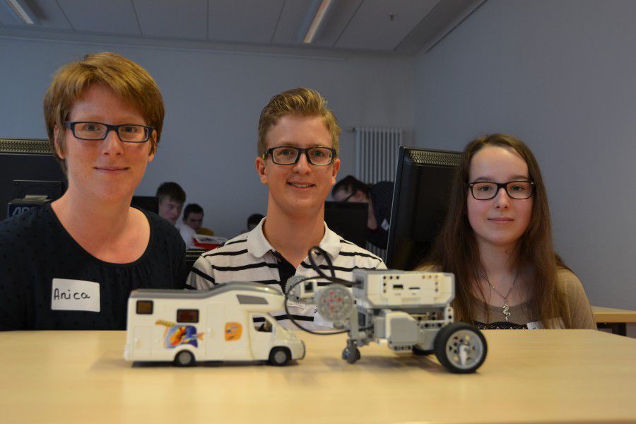 : Jannis Lichtner hatten den Roboter so programmiert, dass dieser ein Spielzeug-Wohnmobil abschleppte. Anica Althoff (links) und Samira Bergau überzeugten sich vom Ergebnis. (Foto: WFG - Ute Heinze)