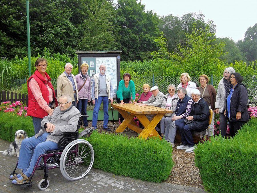 Die Senioren und das Betreuerteam des Cafés Yesterday bei ihrem Besuch in der Kleingartenanlage Am Oelpfad. (Foto: privat)