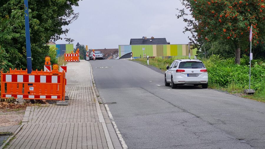 Der Gehweg auf der linken Seite der Brücke Kurze Straße muss für die Straßenlaternen im Bereich der neuen Brücke über die B1 wieder geöffnet werden. Der Straßenverkehr auf der Kurzen Straße wird durch Baustellenampeln geregelt. (Foto: P. Gräber - Emscherblog)