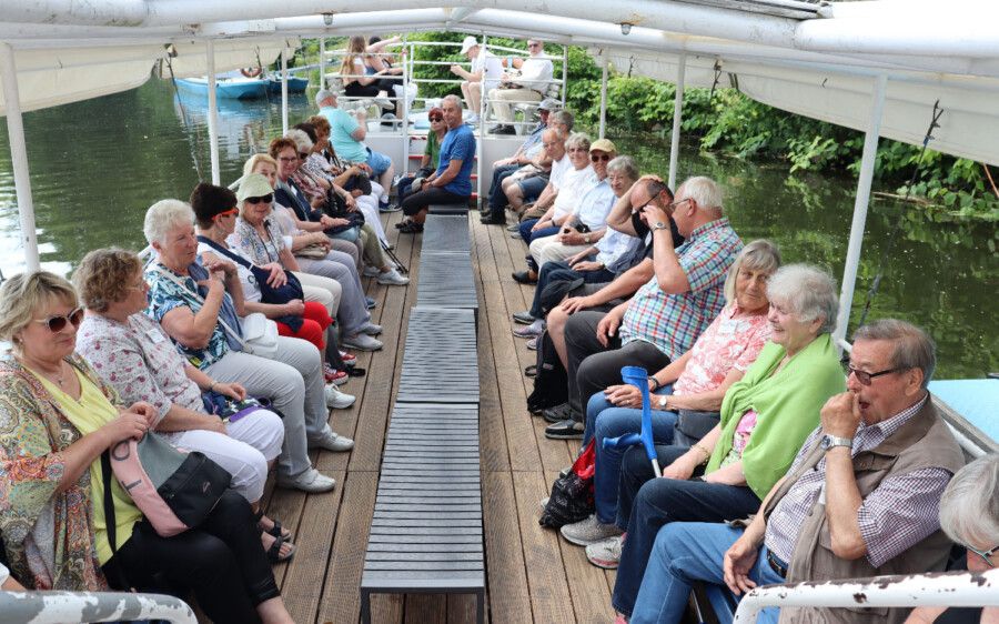 Das Bild zeigt die Gruppe aus Holzwickede bei einer Bootsfahrt auf der Mulde von von grimma nach Höfgen, die Teil des Besuchsprogramms war. (Foto: privat)