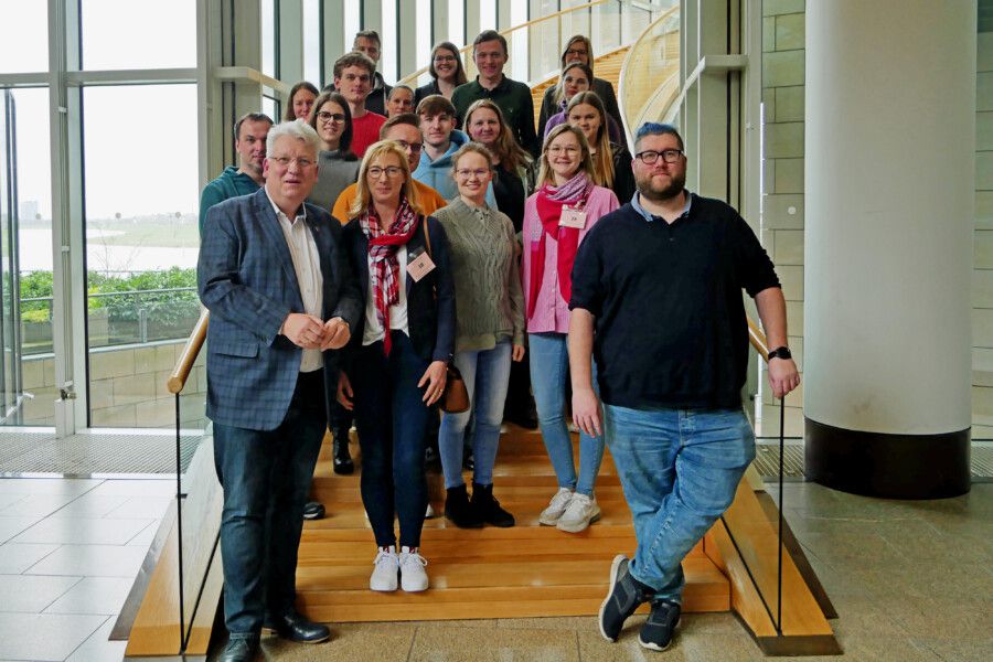 Die Auszubildenden aus dem Kreis Unna bei ihrem Besuch im Landtag mit dem Landtagsabgeordneten Hartmut Ganzke (SPD) - Foto Kreis Unna