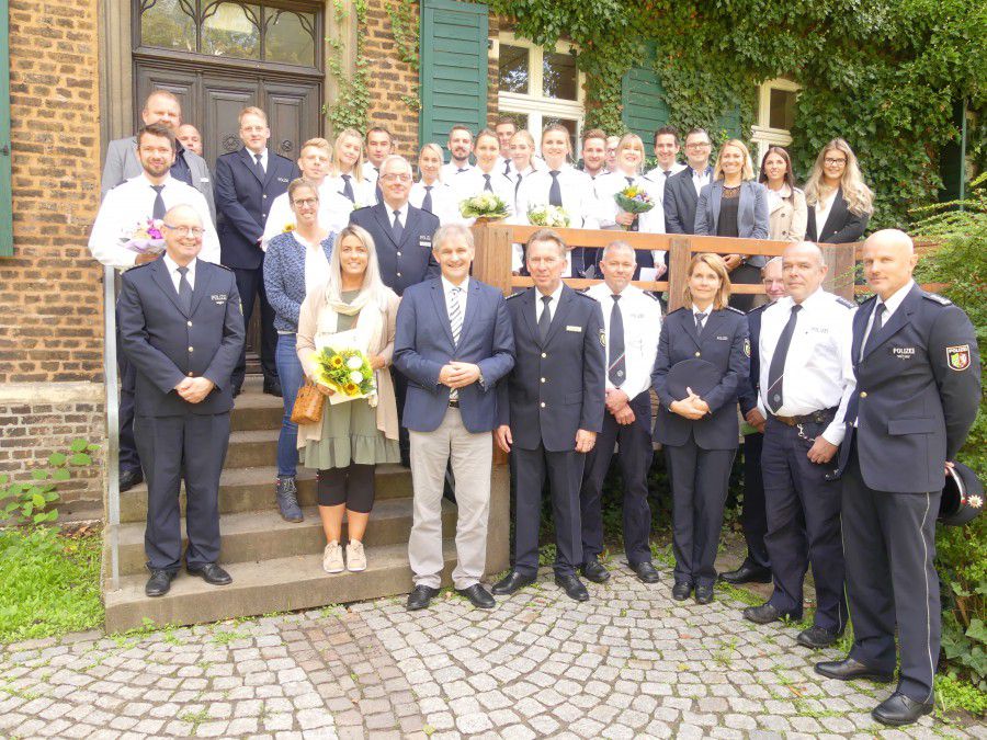 Gruppenfoto zur Begrüßung der neuen Kolleginnen und Kollegen durch Landrat Michael Makiolla. (Foto: KPB Unna)