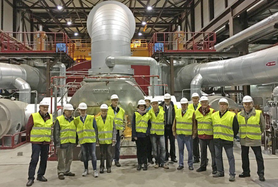 Das Foto zeigt die Gruppe aus der Senioren-Begegnungsstätte vor dem „Herzstück“ der Kraftwerksanlage, der Turbine. (Foto: privat)