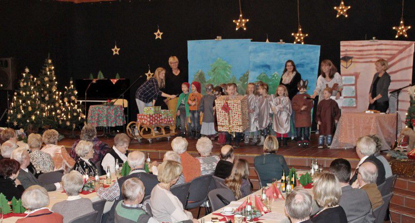 Für die vorweihnachtliche Feier für Senioren am 9. Dezember in der Rausinger Halle gibt es noch Karten: Das Foto zeigt eine der Traditionsfeier aus den Vorjahren im Forum. (Foto: Archiv)