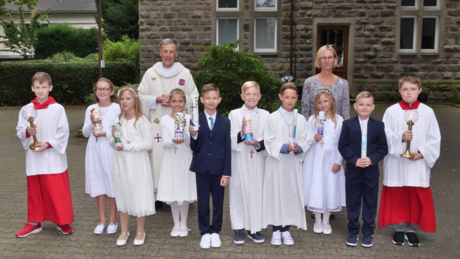 Diese acht Kinder feierten am Samstag (25.9.) ihre Erstkommunion in er katholischen Kirchengemeinde Liebfrauen. (Foto: Wolfgang Nowak)