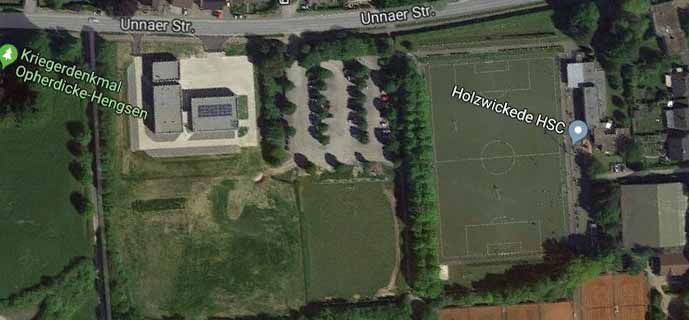 Die Gemeinde wird ein Sanierungskonzept für den Parkplatz zwischen der Haarstrang-Sportanlage und dem Feuerwehrzentrum-Süd erstellen. (Foto: Googlemaps.de)