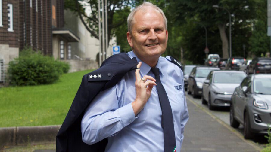 Nach 42 Jahren im Polizeidienst, zuletzt als Pressesprecher der Bochumer Polizei, in den Unruhestand verabschiedet: Volker Schütte kann sich künftig ganz seinen Aufgaben als Ortsvorsteher und Ratsmitglied widmen. (Foto: privat)