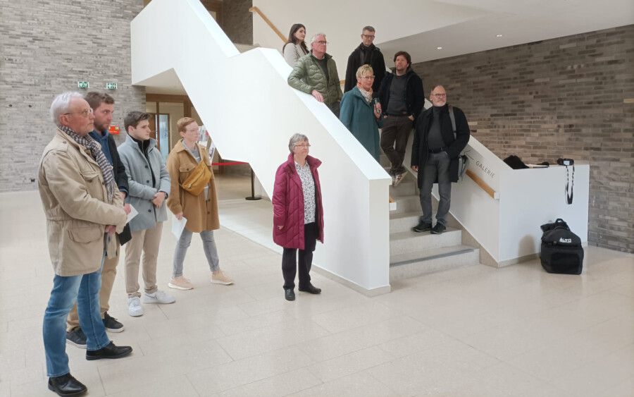 Bürgermeisterin Ulrike Drossel (auf der Treppe vorne li.) begrüßte die Teilnehmer des Planungsspazierganges Foyer des neuen Rat- und Bürgerhaus. Nach einer Einführung in das Thema nahmen etwa 40 Teilnehmer an dem Spaziergang durch den Ortskern teil. (Foto: F. Brockbals)
