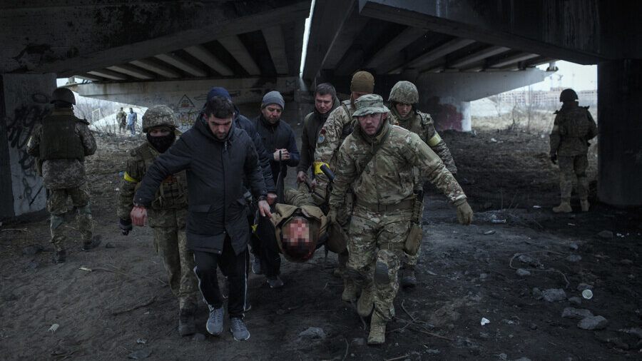 Das Leid der Menschen in der Ukraine ist unermesslich: Helfer bergen einen Verwundeten nach einem Raketenangriff. Die Ukrainhilfe Unna sammelt Spenden für eine Notfallklinik in Saporischija und eine Tierauffangstation. (Foto: Marek M. Berezowski)