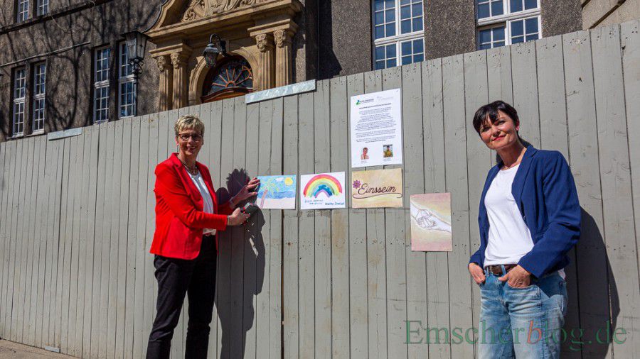 Zum Start des gemeinschaftlichen Kunstprojekts "Einssein" wurden heute die ersten Bilder aufgehängt: Bürgermeisterin Ulrike Drossel (l.) und Ideengeberin Andrea Springer. (Foto: P. Gräber - Emscherblog)