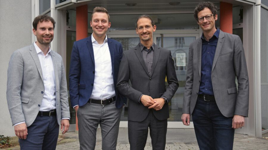 WFG-Geschäftsführer Sascha Dorday (2. v. r.) begrüßte jetzt Timm Helten-Hildwein (r.), André Müller (l.) und Dr. Alexander Nolte (2. v. l.). (Foto: Lehrke - WFG)