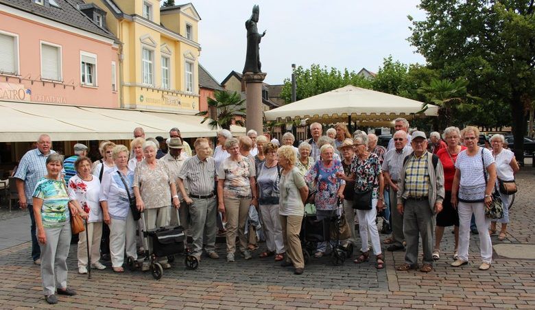 Das Foto zeigt die Teilnehmer des JHahresausflugs der Senioren-Begegnungsstätte vor dem Marktplatzbrunnen in Xanten. Foto: privat)