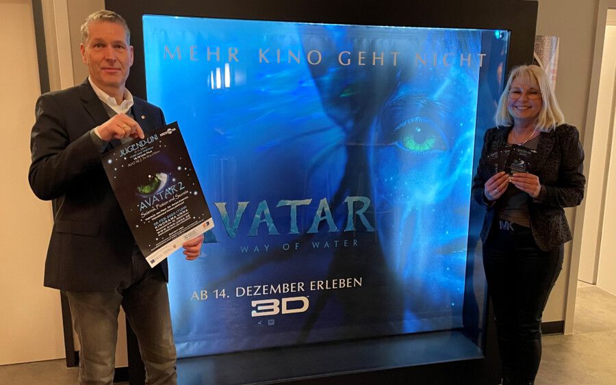 Die Jugend-Uni zu dem Film Avatar 2 mit Referent Prof. Dr. Peter Kersten von der Hochschule Hamm-Lippstadt und Organisatorin Martina Bier von dem Dienstleistungszentrum Bildung des Kreises Unna. (Foto: Kreis Unna)