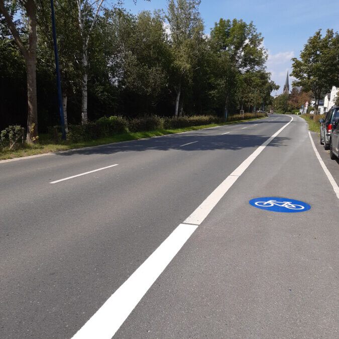Am Radfahrstreifen an der Hauptstraße wurden unter anderem neue Piktogramme aufgebracht. (Foto: Michael Arnold – Kreis Unna)