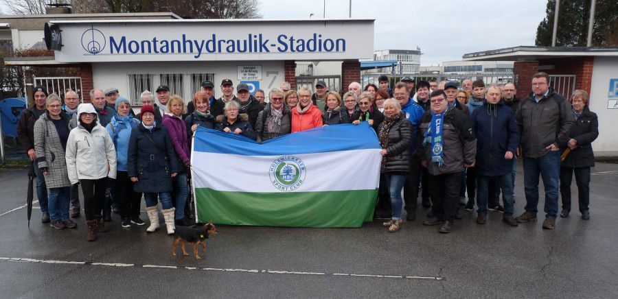 Recht stattlich war wieder die Zahl der Teilnehmerinnen und Teilnehmer, die sich vor dem Montanhydraulik-Stadion zur traditionellen Silvesterwanderung des HSC zum Hof Riedel in Hengsen einfand. (Foto: privat)