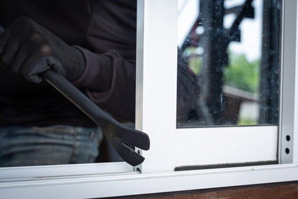 Einbrecher hebeln ein Fenster aus, um Dinge zu stehlen. (Symbolfoto: de.freepik.com)