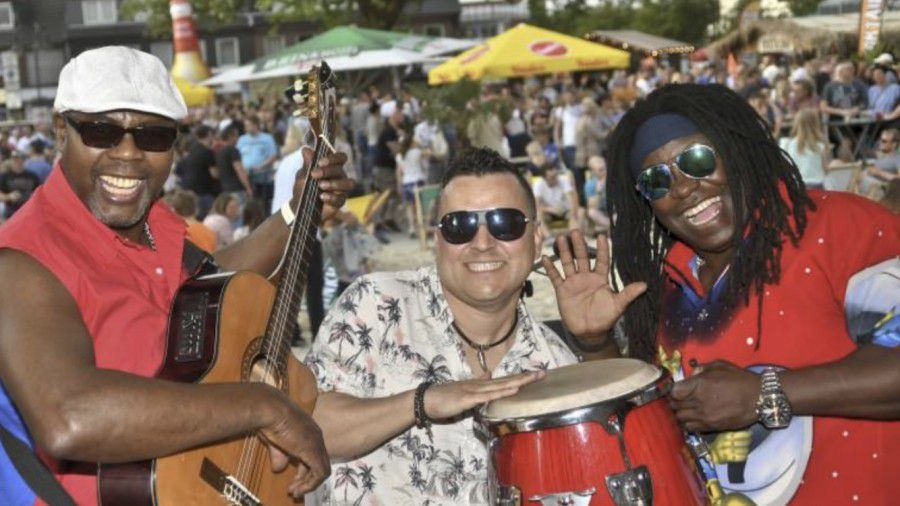 Die Vollblutmusiker von "Latino Total" sorgen am Donnerstag und Samstag für heiße karibische Rhythmen auf dem Marktplatz. (Foto: Beach Projekt)