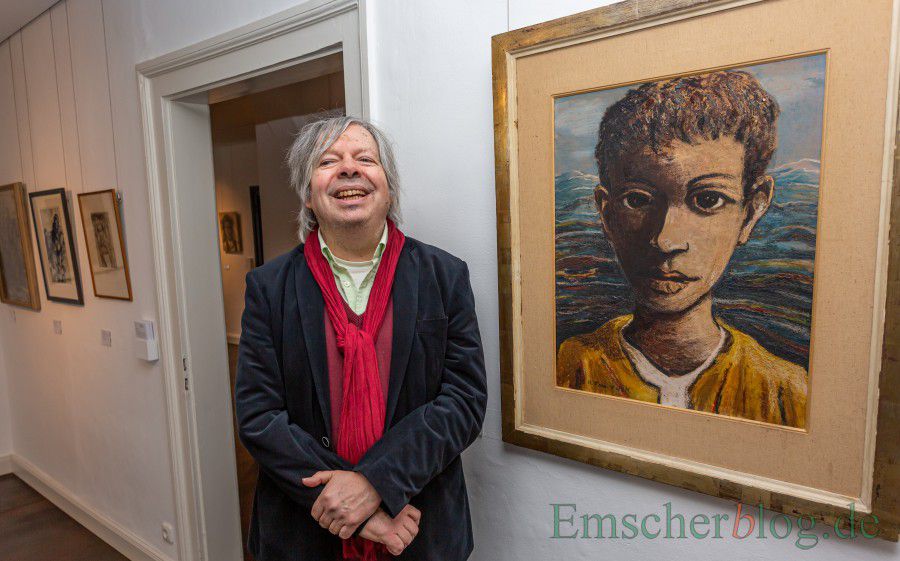 Der Sammler und Verleger Thomas B. Schumann neben einem seiner Lieblingsbilder, "Junge am Meer" (ohne Jahrgang) des in Dortmund geborenen Malers Hans Tombrock. (Foto: P. Gräber - Emscherblog)