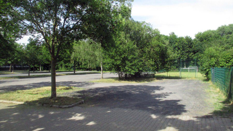In diesem Bereich des Parkplatzes an der Montanhydraulikstraße sollte das Sportforum des HSC entstehen. Die Grünen schlagen dort nun die Errichtung eines Jugendtreffs mit einer Schutzhütte, Radbügeln und Fitnessstangen vor. (Foto: privat)