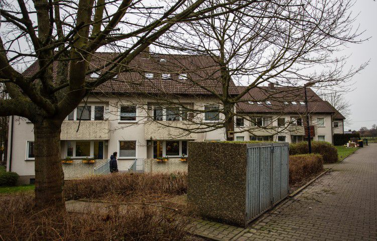Das Gebäude Massener Str. 71 (Mitte) will die CDU-Fraktion veräußern, um darin bezahlbare Mietwohnungen zu schaffen. In einem zweiten Schritt soll das auch mit dem Gebäude Nr. 69 (vorne) geschehen. (Foto: P. Gräber - Emscherblog.de)