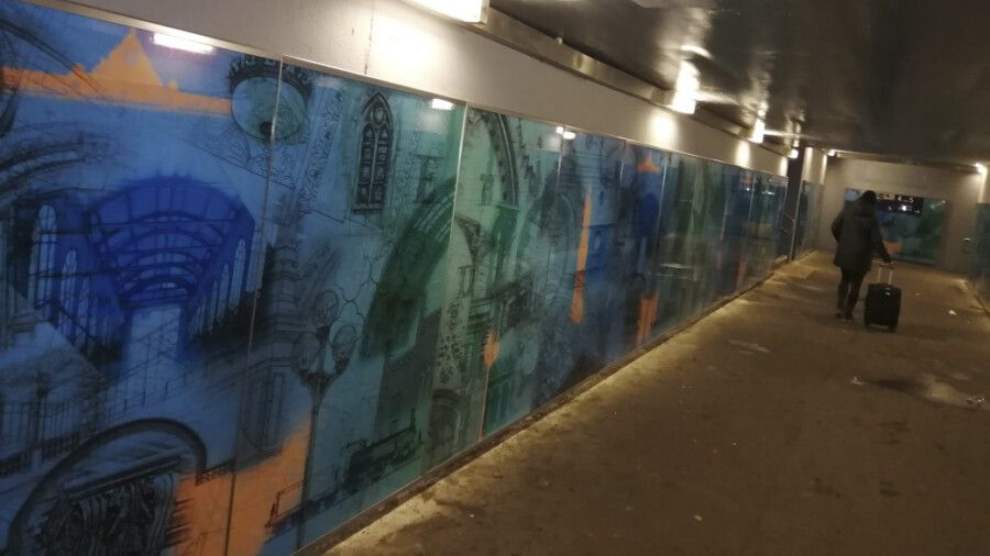 Überraschung zum Nikolaustag: Die Bahn hat heute Morgen die kahlen Wände der Unterführung zu den Gleisen im Bahnhof mit dekorativen Wandplatten aufgepeppt. (Foto: privat)