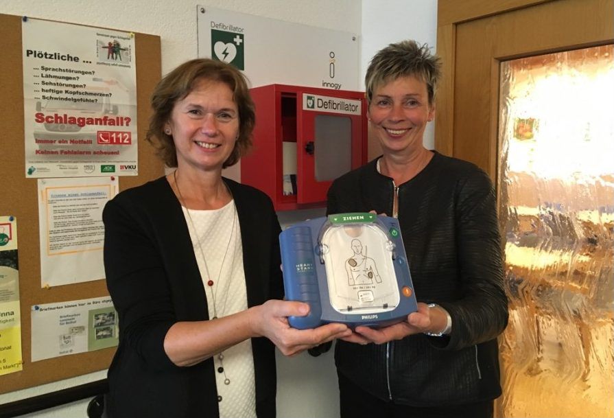 Bürgermeisterin Ulrike Drossel (rechts) und Maria Allnoch, Regionalleiterin bei innogy, übergaben heute den Defibrillator an die Seniorenbegegnungsstätte an der Berliner Allee. (Foto: privat)