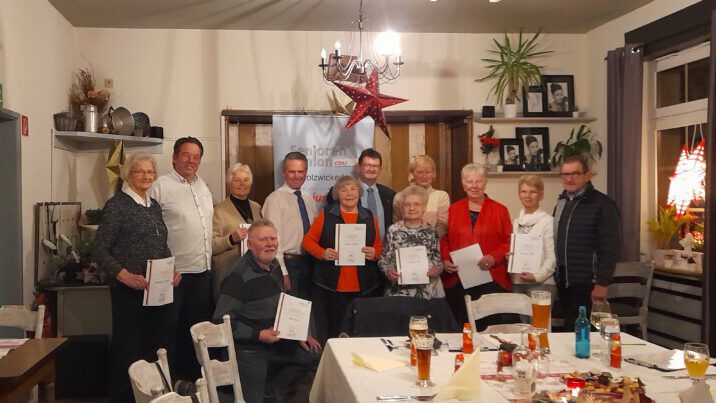 Beim Weihnachtsessen der Senioren Union wurden auch langjährige Mitglieder geehrt. (Foto: SU Holzwickede)