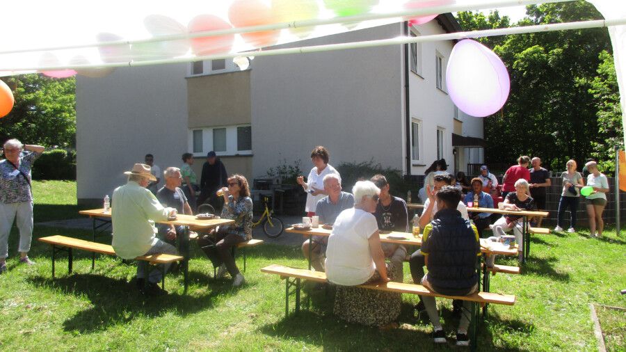 Die Flüchtlingsinitiative "Willkommen in Holzwickede" feierte mit allen Bewohnern ein Begegnungsfest an den Flüchtlingsunterkünften Massener Straße. (Foto: privat)