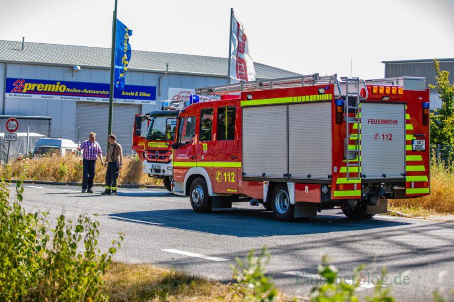 Ziel des Einsatzes während des Festumzugs der Schützen: Am Freiberger Weg stand heute ein Stoppelacker in Flammen. (Foto: P. Gräber - Emscherblog.,de)