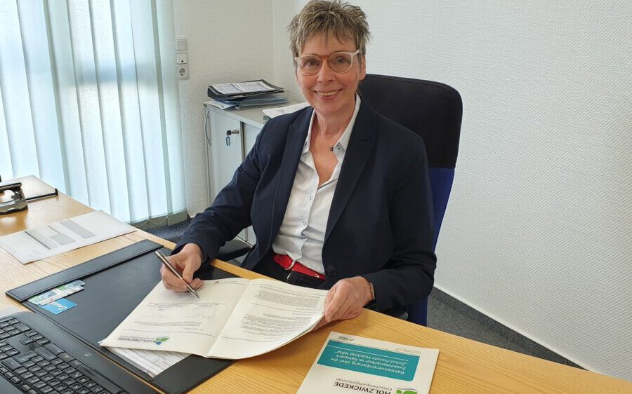 Bürgermeisterin Ulrike Drossel unterzeichnete in dieser Woche die Beitrittsvereinbarung zum Zukunftsnetz Mobilität NRW. (Foto: Gemeinde Holzwickede)