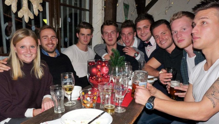 Die 1. Herrenmannschaft des HSC traf sich zur Weihnachtsfeier im Ballhaus. (Foto: privat)