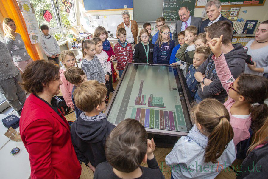 Die SPD möchte in allen Klassenräume an allen Schulen der Gemeinde möglichst noch 2022 die alten Kreidetafeln durch digitale Tafeln ersetzen: Das Bild zeigt die Präsentation einer solchen digitalen Tafel in der Dudenrothschule. (Foto: P. Gräber - Emscherblog)