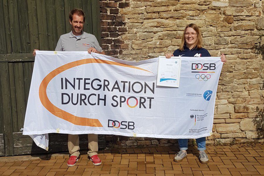 Björn Hebbeler, Mitarbeiter des KSB Unna, überreicht Jessica Neuhaus vom Verein MiMa Sports e.V. die Urkunde zum Stützpunktverein 2021. (Foto: KSB Unna)
