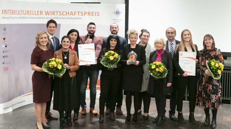 Die Preisträgerinnen und -träger des Jahres 2019 gemeinsam mit den Partnerinnen und Partnern des Interkulturellen Wirtschaftspreises (Foto: Isabella Thiel)