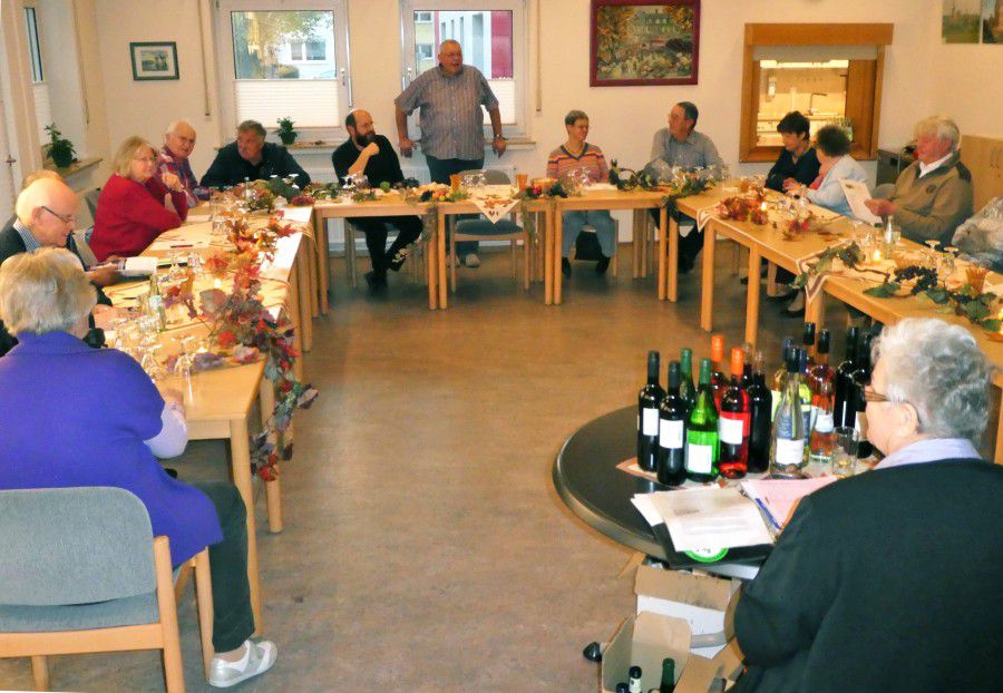 Der Trägerverein der Senioren-Begegnungsstätte veranstaltete am Freitag (27.10.) in Zusammenarbeit mit dem Weinhaus Siegel eine Weinprobe in der Vafeteria des Seniorentreffs. (Foto: privat)