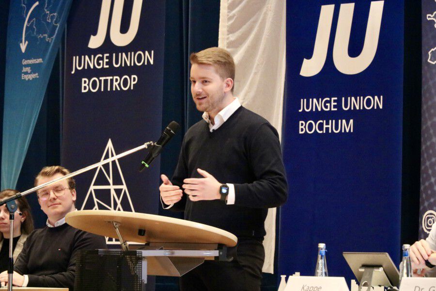 Marcal Zilian bei seiner Vorstellungsrede zur Wahl des Bezirksvorsitzenden der Jungen Union im Ruhrgebiet beim diesjährigen Ruhrgebietstag in Recklinghausen. (Foto: Junge Union)