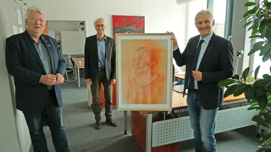 AWO-Vorsitzender Hartmut Ganzke überreicht gemeinsam mit Geschäftsführer Rainer Goepfert ein Bild der AWO-Gründerin Marie Juchacz an Landrat Michael Makiolla (vl.). (Foto: AWO Ruhr-Lippe-Ems)