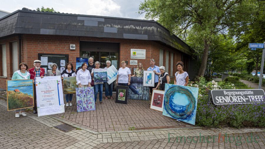 Die Künstlerinnen und Künstler trafen sich mit ihren Werken am vergangenen Freitag (9.7.) mit dem Ehepaar Pfauter zur Vorbesprechung des kleinen Malermarktes in der Seniorenbegegnungsstätte. (Foto: P. Gräber - Emscherblog)