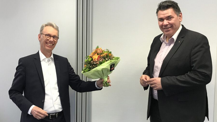 WFG-Geschäftsführer Dr. Michael Dannebom (li.) gratuliert Mario Löhr mit einem Blumenstrauß zur Wahl. (Foto: Viktoria Walter - WFG).